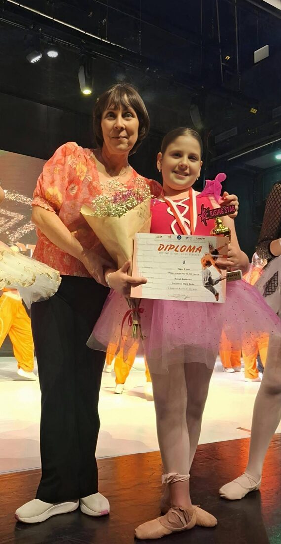 נטלי יעקובלב עם ספיר לויט והתעודה על הזכייה ב-Grand Prix